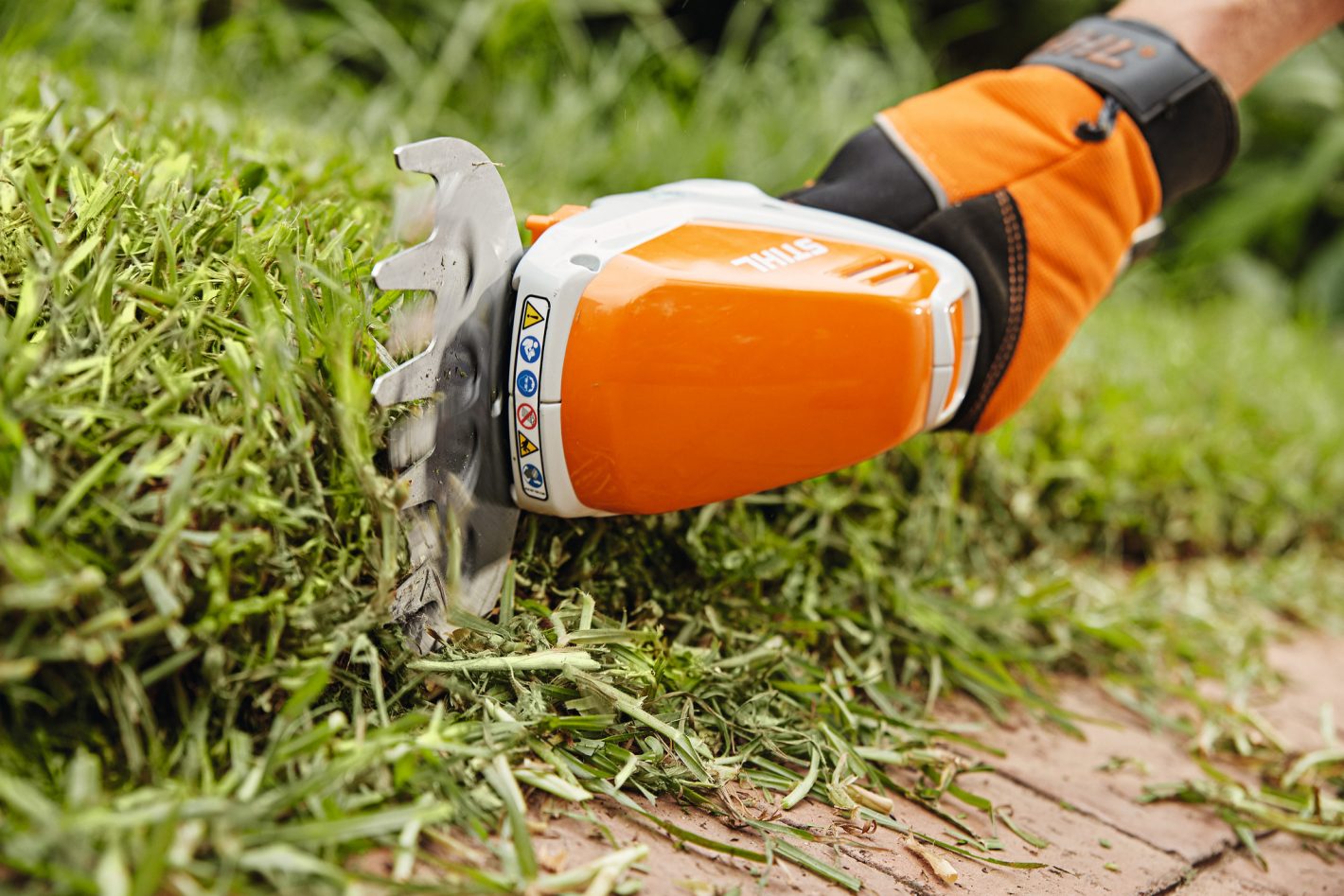 Stihl HSA26 Cordless Garden Shears with AS2 Battery & AL1 Charger