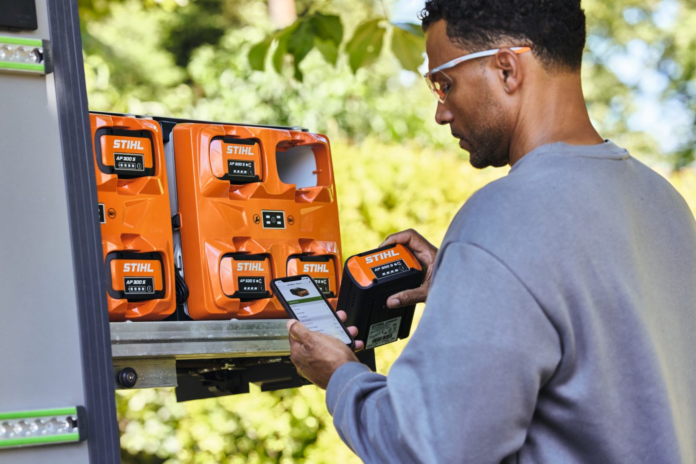 Stihl AL301-4 Multiple Battery Charge