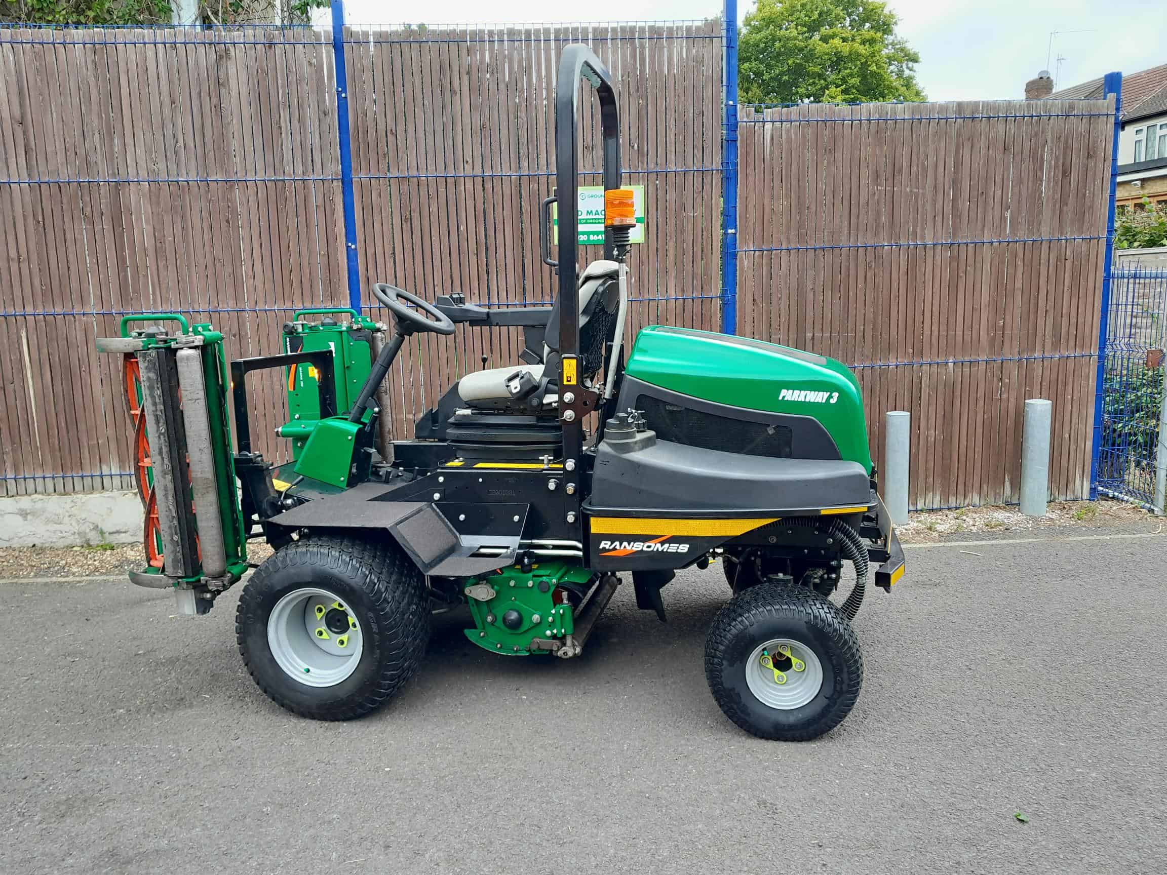 Ransomes Parkway 3 triple ride on - Image 3