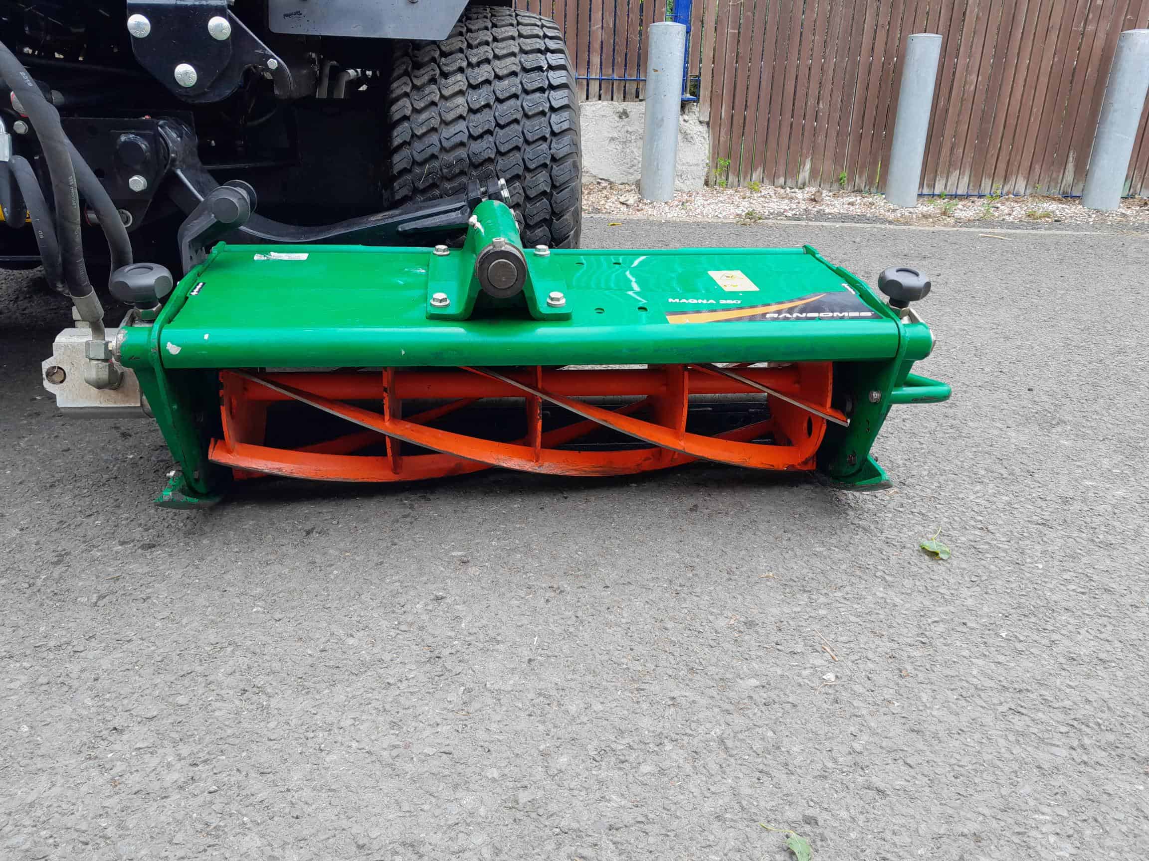 Ransomes Parkway 3 triple ride on - Image 8