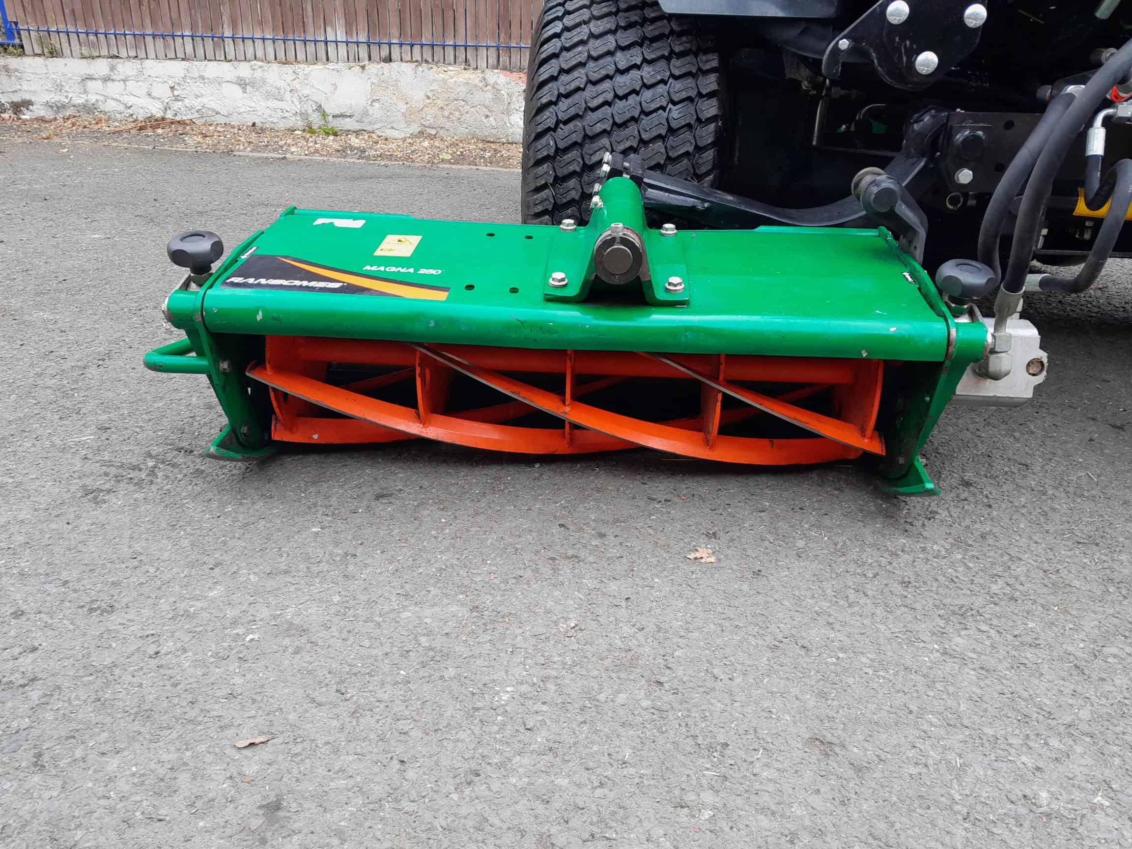 Ransomes Parkway 3 triple ride on - Image 9