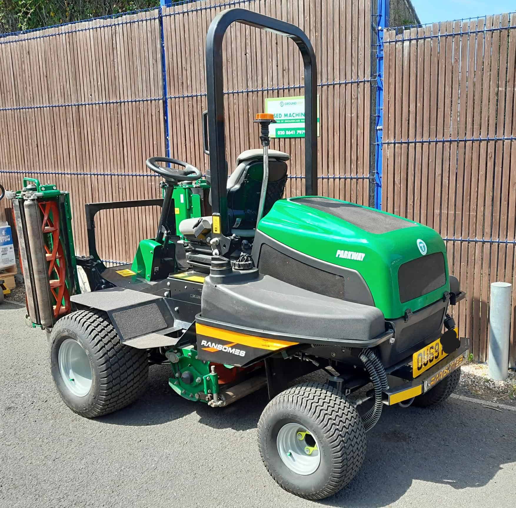 (SOLD)Ransomes Parkway 3 triple cylinder ride on mower - Image 5